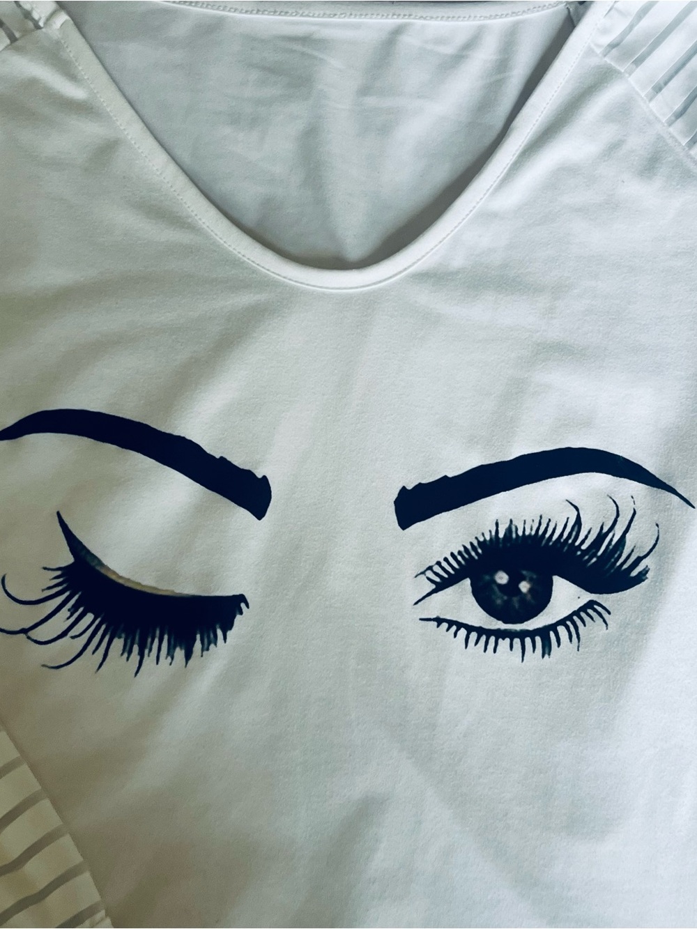 White Long-Sleeve Graphic Tee with winking Print L - Picture 2 of 6